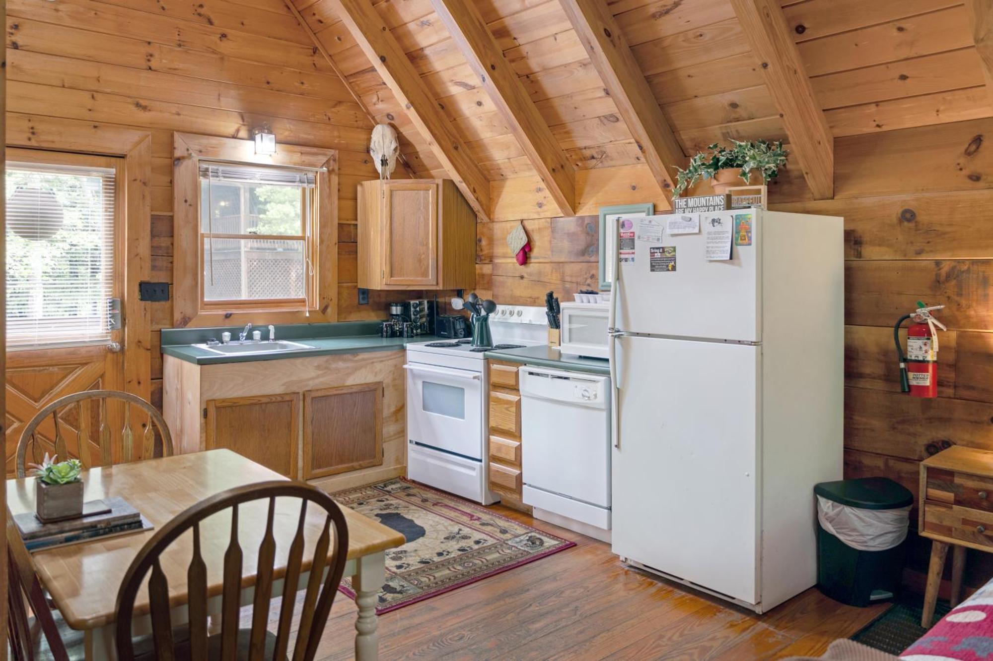 Cozy Cabin! Hot Tub, King Bed, Fireplace, & Pool Gatlinburg Ngoại thất bức ảnh