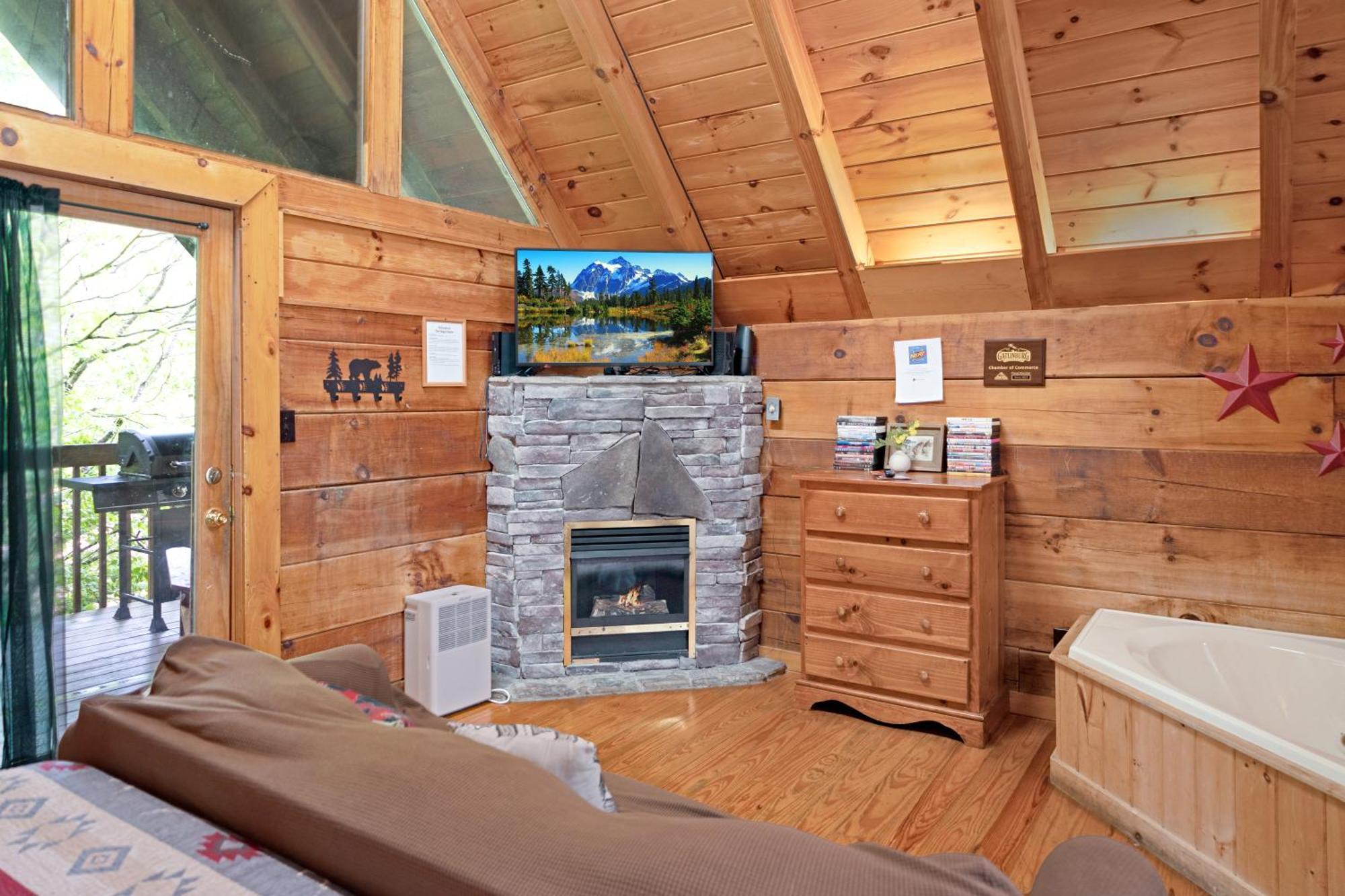 Cozy Cabin! Hot Tub, King Bed, Fireplace, & Pool Gatlinburg Ngoại thất bức ảnh
